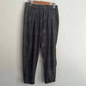 LULULEMON Pleated Crop Joggers Black and White